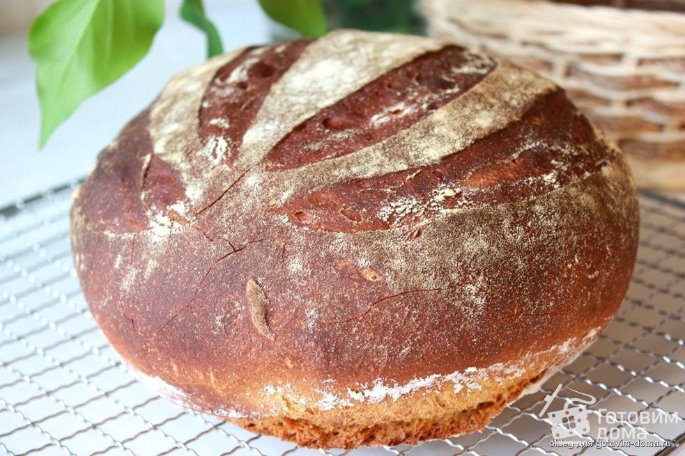 Хлеб своими руками в духовке. Хлеб домашний круглый. Хлеб ржаной круглый. Хлеб бездрожжевой на кефире в духовке. Круглый черный хлеб.
