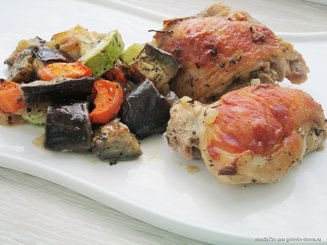 Курица запеченная с овощами