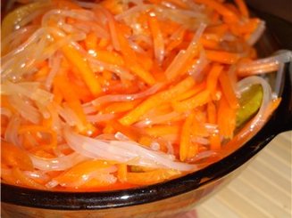Морковный салат со стекляной лапшой