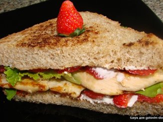 Клубничный сэндвич с курицей и мягким сыром