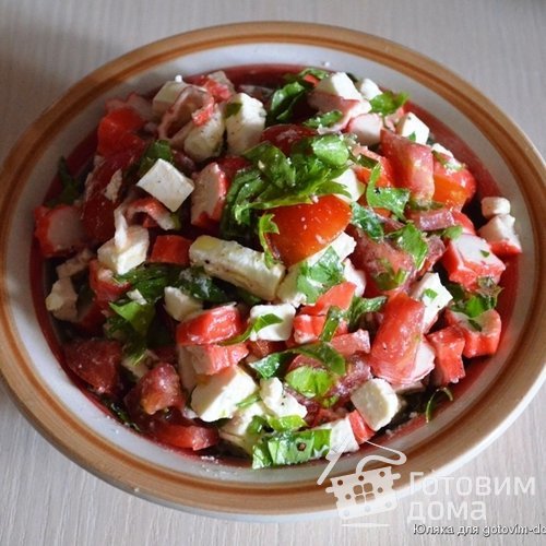 Салат с крабовыми палочками (или креветками) и фетой