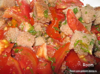 Хлебный салат с помидорами и луком
