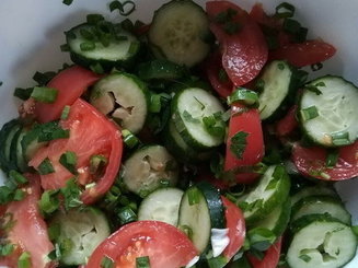 Салат из помидор с огурцами - что может быть нового?