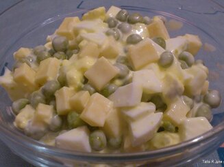 Салат с сыром, горошком и яйцами