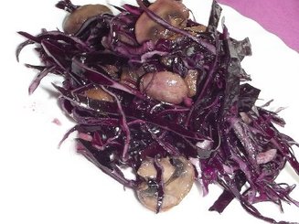 Салат из красной капусты с грибами