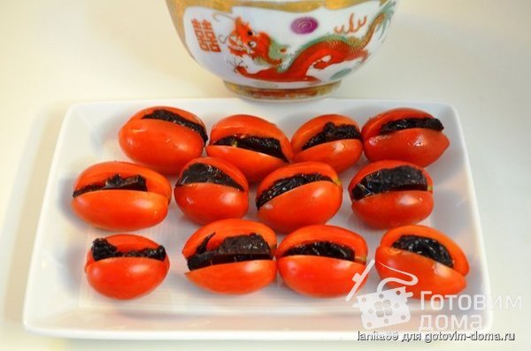 Китайская закуска из помидоров черри и чернослива фото к рецепту 1