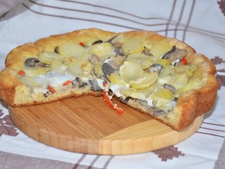 Открытый пирог с картофелем и грибами