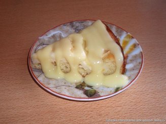 Яблочный пирог с творожным кремом и карамельным соусом