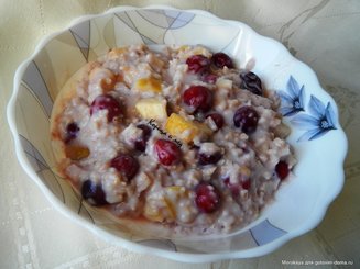 Овсяная каша с яблоком и клюквой