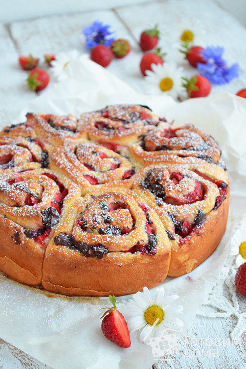 Праздничные булочки с клубникой и шоколадом