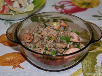 Гречка с сосисками и грибами