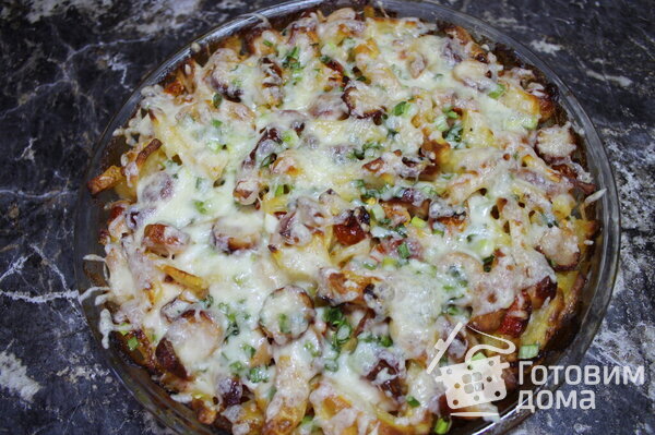 Запеченная картошка с сосисками, сыром и помидорами фото к рецепту 11