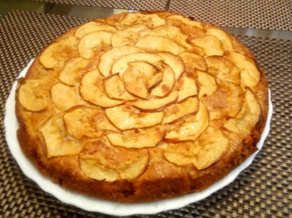 Пирог со сливами и яблоками