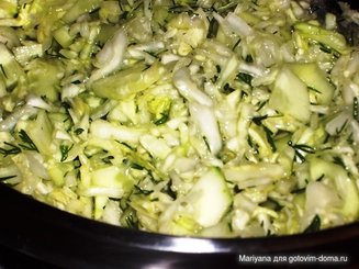 Салат с молодой капустой и огурцами
