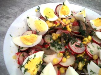 Весенний грибной салат с редисом, яйцами и кукурузой