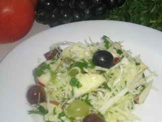 Салат из капусты,яблок и винограда