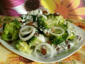 Салат из брокколи с изюмом и орехами