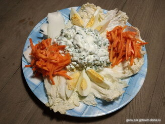 Салат из зеленого лука со сметаной