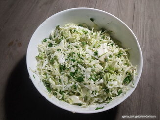 Салат с молодой капустой и огурцами