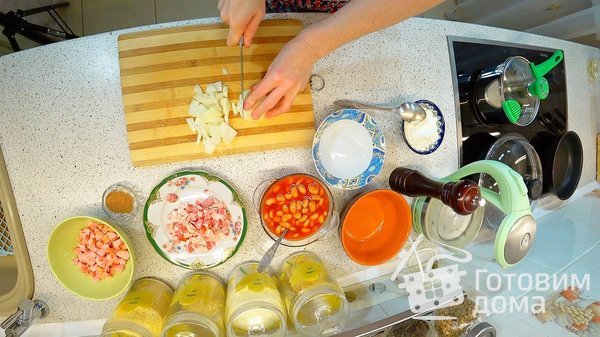 Пирог с сосисками, беконом и фасолью фото к рецепту 6