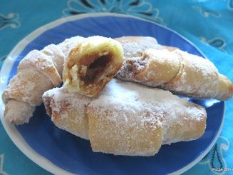 Рогалики с джемом и орехами