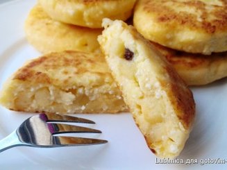 Сырники с начинкой из яблок и изюма