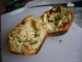 Кексы с острой колбасой и сыром