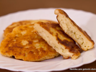 Сырники с начинкой из яблок и изюма