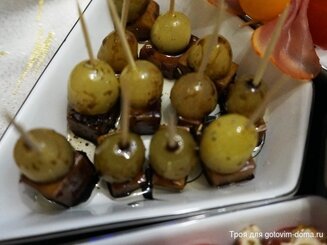 Сыр с виноградом, маринованный