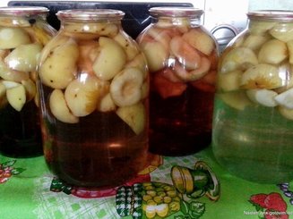 Компот из яблок и винограда