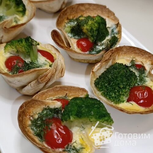 Корзинки из лаваша с брокколи и красной рыбой