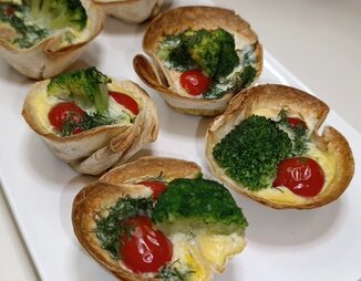 Корзинки из лаваша с брокколи и красной рыбой