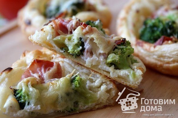 Хрустящие мини-пиццы с беконом и брокколи фото к рецепту 4