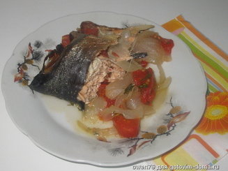 Лосось, запеченный с помидорами и луком