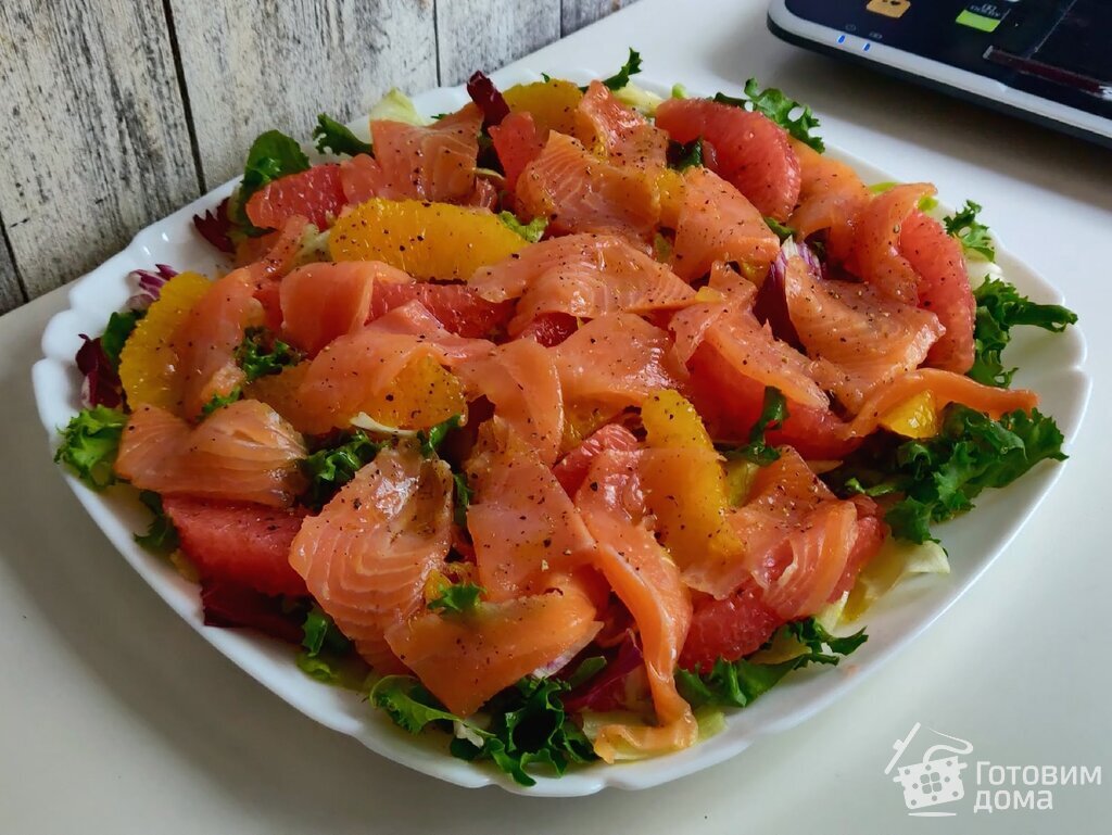 Слоеный салат с красной рыбой и помидорами | Рецепт