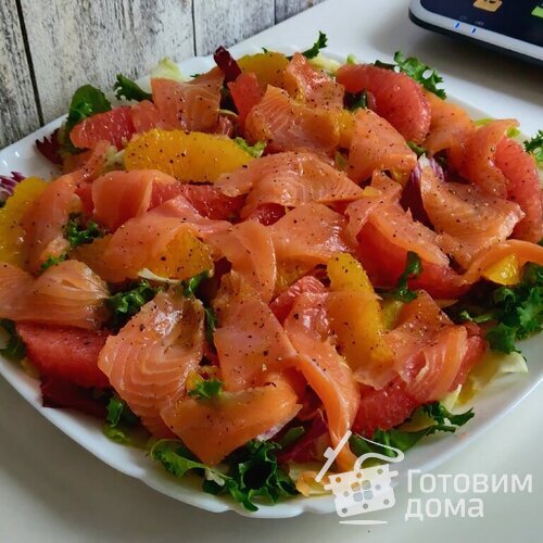 Салат с красной рыбой, грейпфрутом и апельсином