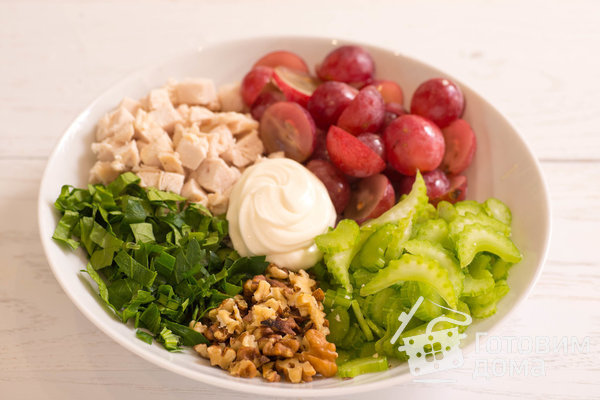 Салат из курицы с виноградом и сельдереем фото к рецепту 2