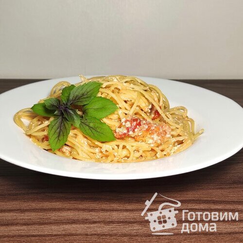 Спагетти с сыром фета и помидорами черри