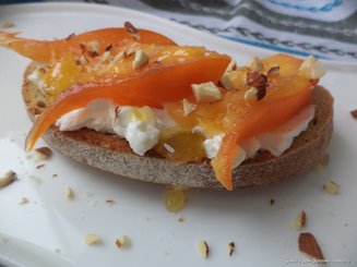 Тост с хурмой и творожным сыром.