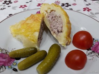Картофельные шарики с фаршем и томатным соусом