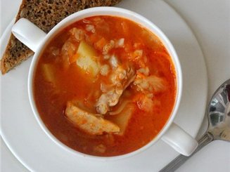 Густой суп из перловой крупы и квашеной капусты