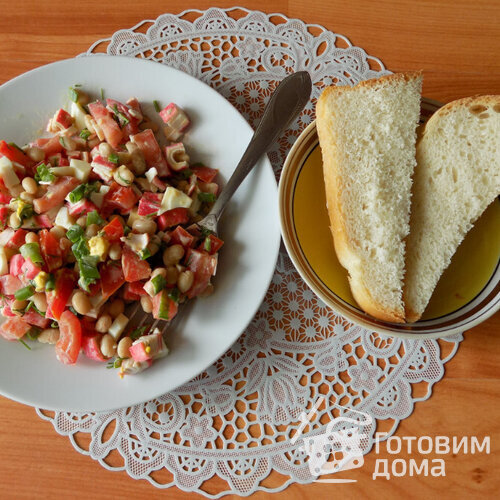 Салат из крабовых палочек с консервированной фасолью и яйцами