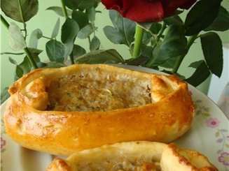 Пиде (турецкие лепешки) с фаршем, фетой и помидорами