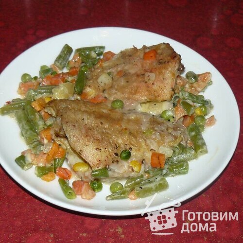Морской окунь жареный в сметане с овощами