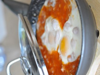 Запечённая фасоль с яйцом