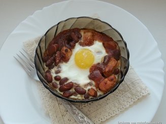 Запечённая фасоль с яйцом