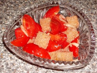 Хлебный салат с помидорами и луком