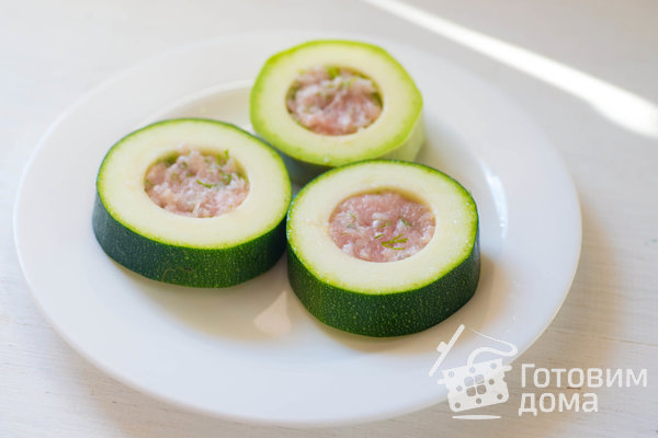 Кольца кабачков, фаршированные куриным фаршем фото к рецепту 3