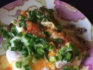 Яичница с помидорами и сыром