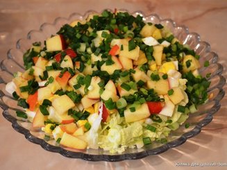 Салат из пекинской капусты с яблоком и яйцом